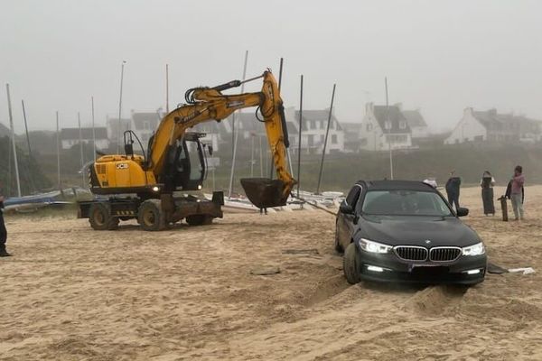 Une voiture embourbée sur une plage dans le Finistère.