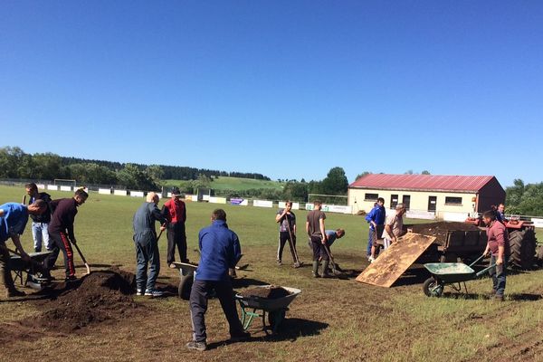 Après les violentes inondations, l'heure au grand nettoyage en Haute-Loire. Une centaine de bénévoles n'ont pas chômé ce samedi 17 juin pour nettoyer le stade de Landos. 