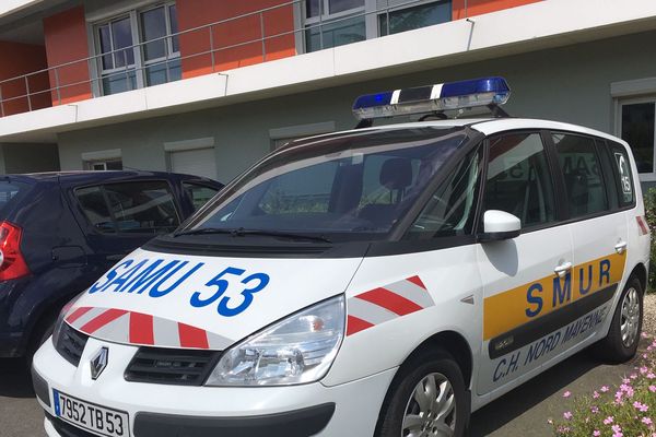 Le véhicule du SMUR de l'hôpital de Mayenne