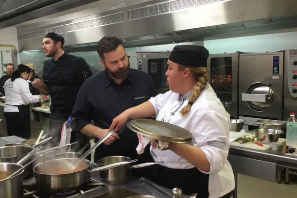 Le chef Romuald Royer livre des conseils à une des participantes.