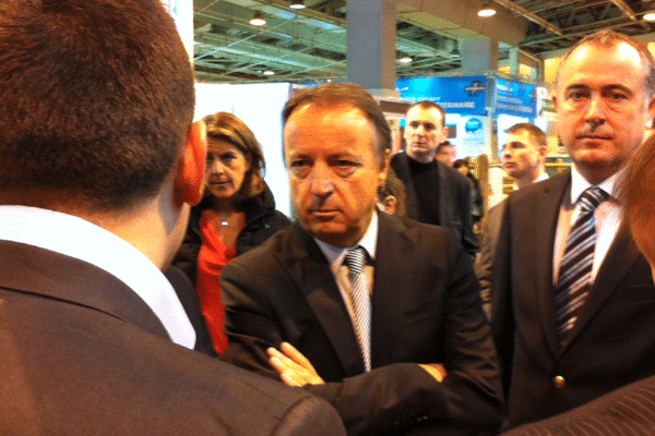 Jean-Pierre Bel, président du Sénat, sur le stand des Jeunes Agriculteurs ce 28 février