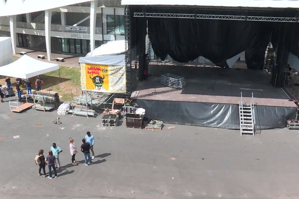 La scène a été installée sur l'esplanade du stade Beaublanc