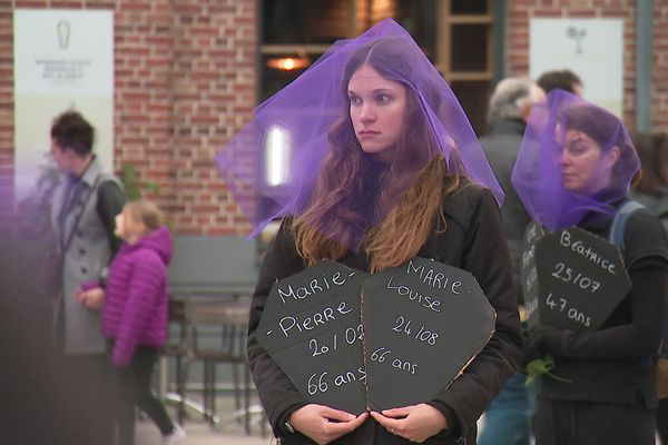 Une cinquantaine de personnes ont participé à la mobilisation organisée par le collectif Nous Toutes sur le parvis de la Treille de Lille (Nord), samedi 16 novembre 2024.