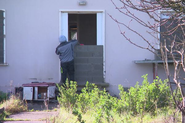 Les derniers parpaings sont posés pour murer le squat d'où les sans-abri ont été expulsés.