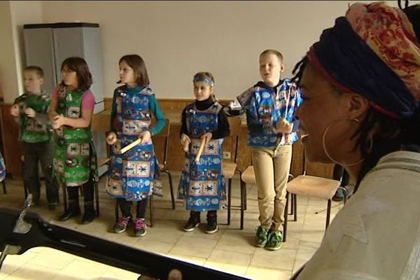 L'artiste bisontine d'origine de Cote d'Ivoire compose une chanson avec des écoliers du Doubs