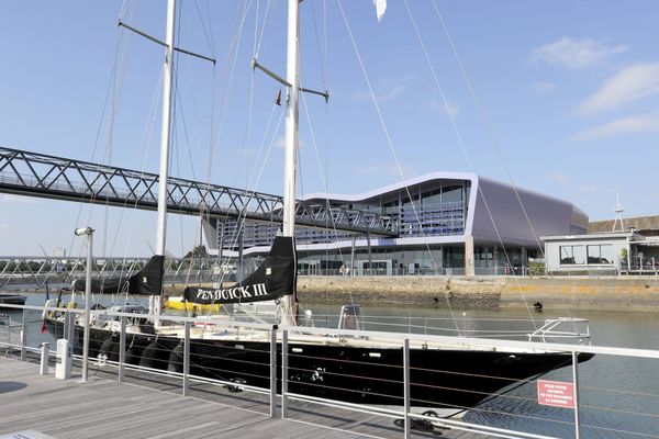 Du 7 au 11 octobre, la 5e édition du Festival Les Aventuriers de la mer propose de nombreux rendez-vous, des rencontres-débats, et la visite de bateaux. Ici Le Pen Duick III devant la Cité de la Voile