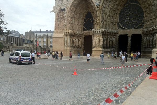 Le périmètre de sécurité devant la cathédrale de Reims.