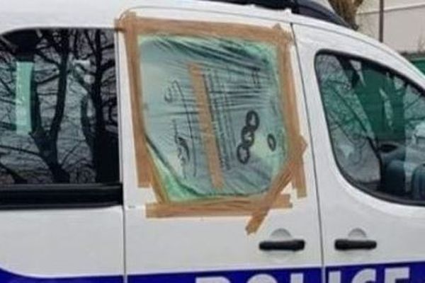 Un véhicule de la police nationale de Noisy-le-Sec vandalisé.