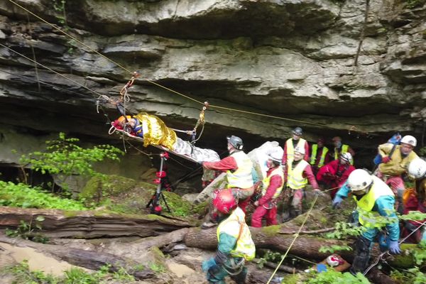 Près de 48 heures d'opération de secours, pour évacuer sur civière le spéléologue blessé dans le gouffre de Vauvougier à Malbrans (Doubs).