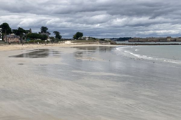 La plage de Toulhars est interdite d’accès à Larmor-Plage (Morbihan) depuis la fin de matinée ce lundi 24 août