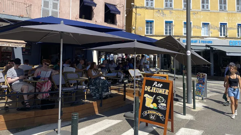 Une terrassé de café, sur le vieux-port de Bastia.