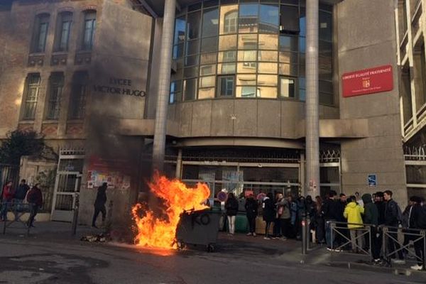 Feu de poubelle devant le lycée Victor Hugo