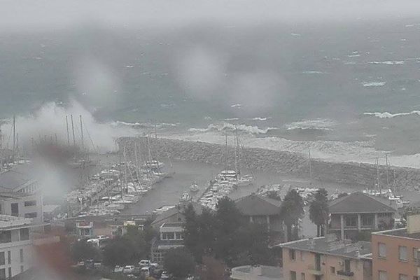 02/10/15 - Vue du port de Toga à Bastia, alors qu'une importante dépression traverse le département de la Haute-Corse