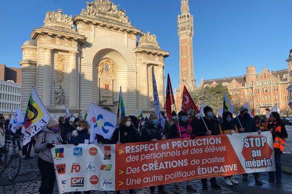 La tête de cortège s'avance lentement à Lille depuis la porte de Paris, le 13 janvier 2022