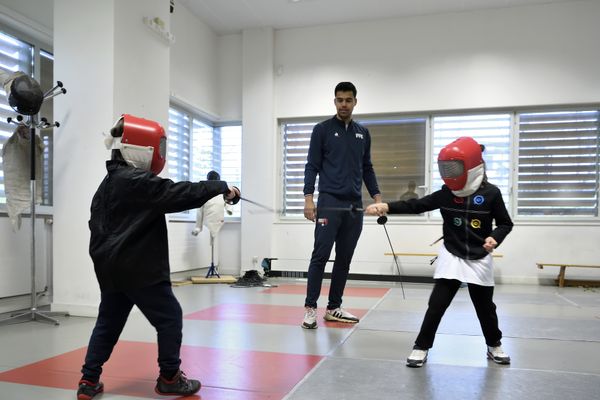 Les enfants peuvent essayer de nombreux sports comme l'escrime.