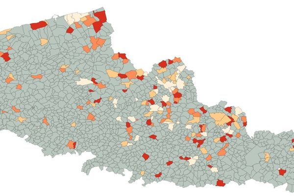 En couleur, les communes du Nord et du Pas-de-Calais ayant enregistré une surmortalité entre le 1er mars et le 19 avril. 