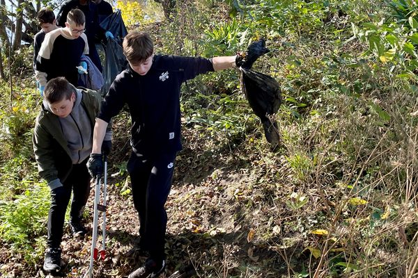 De plus en plus de collégiens se joignent aux bénévoles pour nettoyer les bords de Vienne, tous les deux mois, à Limoges.