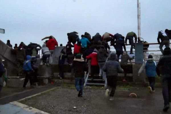 Des migrants s'introduisent sur le port de Calais le 23 janvier 2016. 