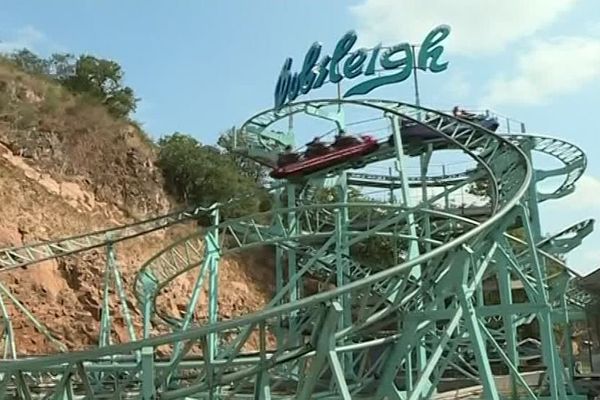 Grâce au Secours Populaire, les "oubliés des vacances" ont pu profiter des attractions du Parc de la Vallée à Massais dans les Deux-Sèvres.