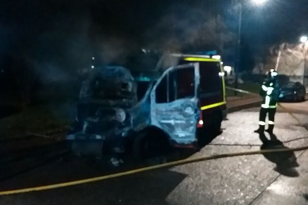 Ambulance en feu à Saint-Martin-d'Hères