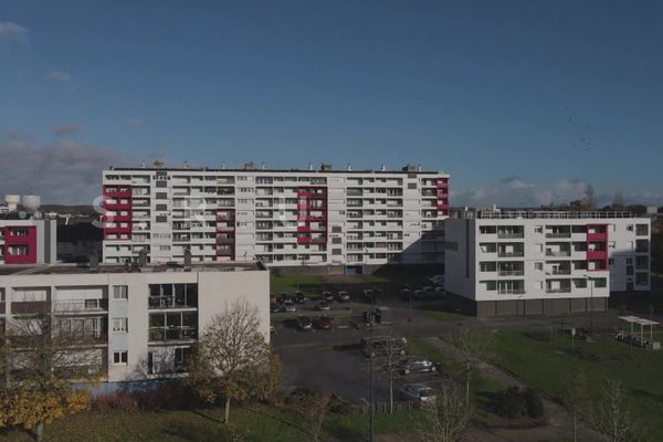 La demande de logements sociaux explose en Bretagne qui fait face à une pénurie d’offre. Pourtant depuis l’an 2000, une loi fixe des quotas à respecter. Certaines communes bretonnes sont encore hors des clous.