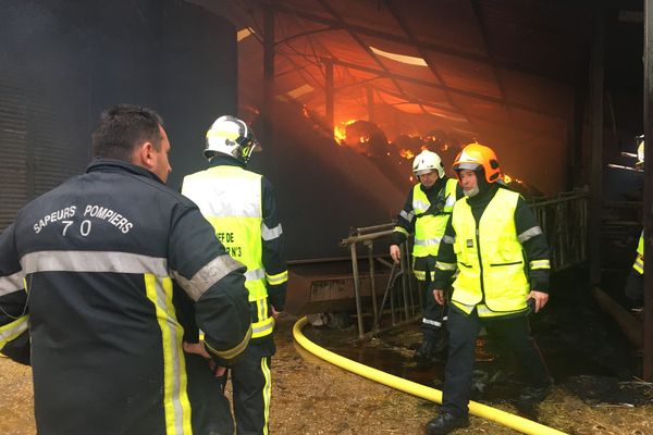 D'importants moyens ont été sollicités pour maîtriser l'incendie de fourrage à Arc-Les-Gray