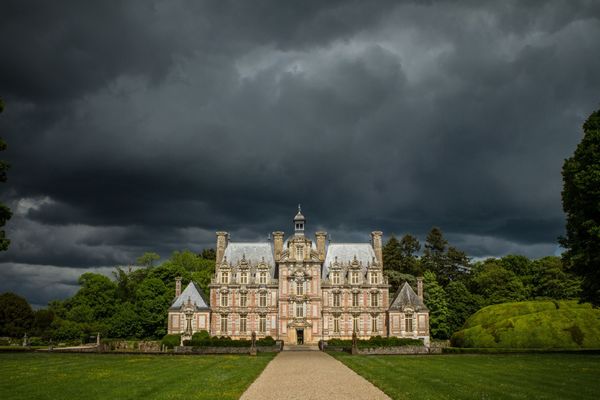 Dans l'Eure, le château de Beaumesnil, souvent surnommé "le Versailles normand", connaîtra un lundi très nuageux ponctué d'averses.