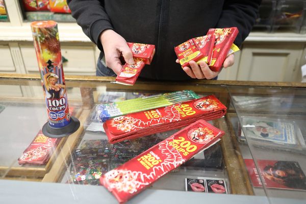 Une bruyante mode des pétards et feux d'artifice à Caen