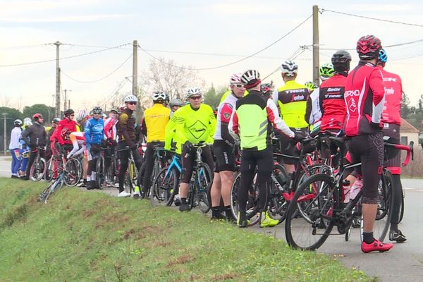 Le collectif des cyclistes gardois, créé pour aider les victimes de l'accident de Vauvert, se réunit tous les ans sur les lieux du drame. Pour ce 20ème anniversaire, ils ont revêtu un maillot édité pour rappeler les consignes de sécurité et notamment le respect d'une distance de 1 mètre 50 quand un véhicule double un vélo. 1/03/2020