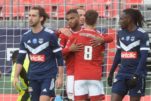 Steve Mounié félicité après le premier but du Stade brestois contre Les Girondins de Bordeaux