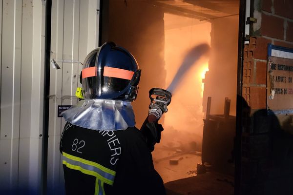 Incendie : un entrepôt de plus de 3000 mètres carrés ravagé par les flammes dans le Tarn-et-Garonne