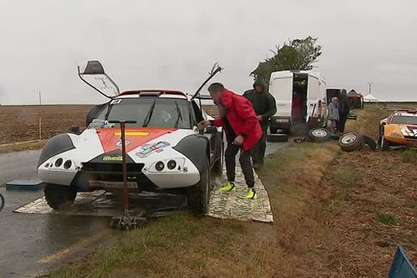La voiture de la famille Costes à l'arrêt pour assistance technique pendant le Rallye Dunes et Marais 2018.
