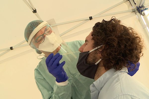 Lors des pics de l'épidémie, faire un test nasopharyngé est devenu une habitude pour de nombreux Français.