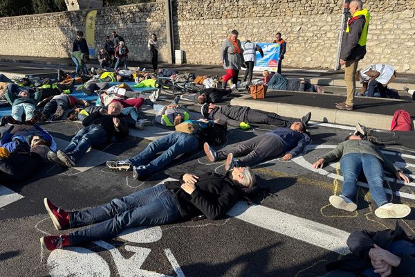 Début décembre alors qu’elle traversait au passage piéton avec son petit-fils, une femme a été mortellement fauchée par un automobiliste entre Montpellier et Castelnau-le-Lez dans l'Hérault. Les associations Montpellier à pied, Vélocité et la Ligue Contre la Violence Routière ont manifesté en s'allongeant sur la route, samedi 14 décembre sur le lieu de l’accident.