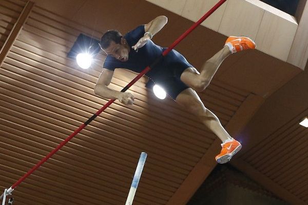 Monaco, le 19 juillet 2013, Renaud Lavillenie remporte le concours de saut à la perche (Ligue de Diamant) en franchissant une barre à 5,96m (MPA). 