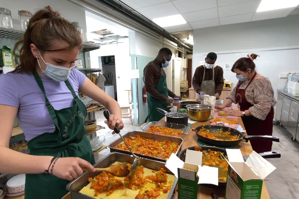 L'association La Cocotte solidaire propose tous les mercredis matin, depuis un mois, des cours de cuisine et une distribution de repas pour les étudiants.