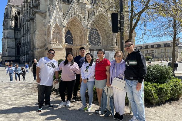 Sur le parvis de la cathédrale, ces touristes viennent d'Australie et des Pays-Bas.