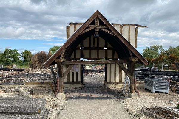 Le porche de l'église de Drosnay est le seul élément à être resté intact.