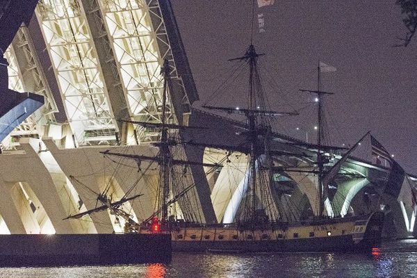 L'Hermione à quai dans le port d'Alexandria