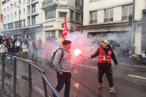 Sous la pluie, seulement quelques centaines de personnes ont manifesté ce mardi 5 octobre dans les rues de Nancy. 