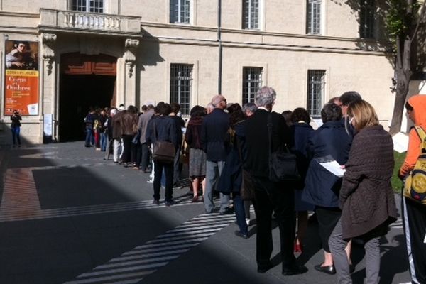 Montpellier - file d'attente des visiteurs pour le dernier jour de l'exposition Caravage - 14 octobre 2012.