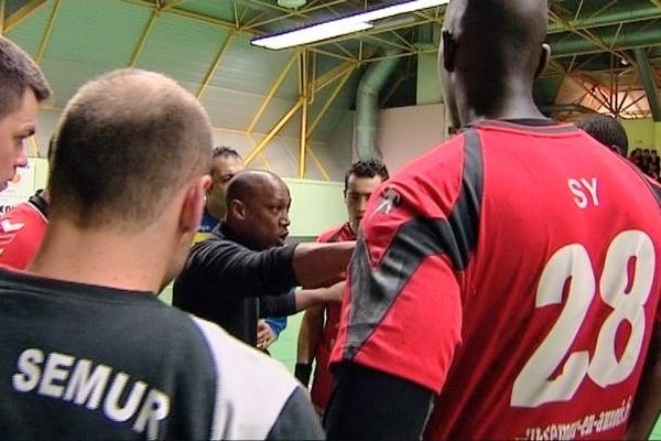 Les conseils du coach durant la rencontre Semur - Nîmes n'ont pas suffit. Les gardois ont été plus forts.