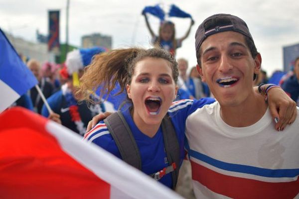 Après la victoire contre l'Uruguay, les Bleus sont en demi-finale et les écrans se multiplient pour regarder France-Belgique mardi 10 juillet. A Clermont-Ferrand les supporters sont attendus à la Coopérative de Mai qui installe un écran géant dans sa grande salle.