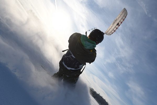 Image d'illustration. Le speed-riding allie ski et parapente.