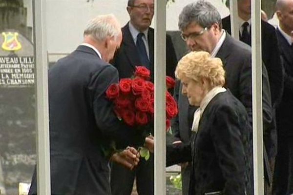 Gilberte Mauroy a déposé une rose rouge sur le cercueil de son mari. 