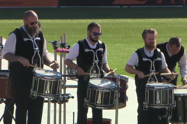 Le bagad Cap Caval en août 2020, pendant un concert au stade du Moustoir à Lorient, devant un public réduit à cause de l'épidémie de coronavirus