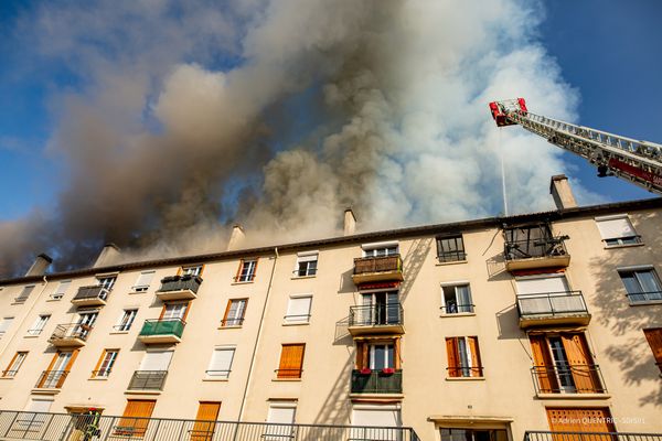 24 logements ont été touchés par l'incendie dans cet immeuble d'Athis-Mons dans l'Essonne.