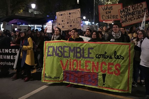 Lundi 25 novembre, à Clermont-Ferrand, environ 550 personnes se sont mobilisées dans le cadre de la journée internationale pour l’élimination des violences faites aux femmes.