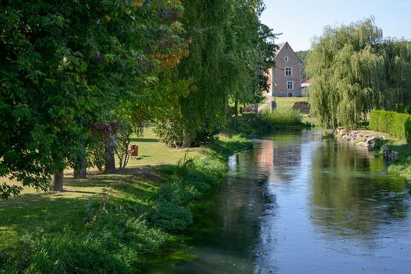 Dans l'Eure, ombre et soleil à Perriers-sur-Andelle.