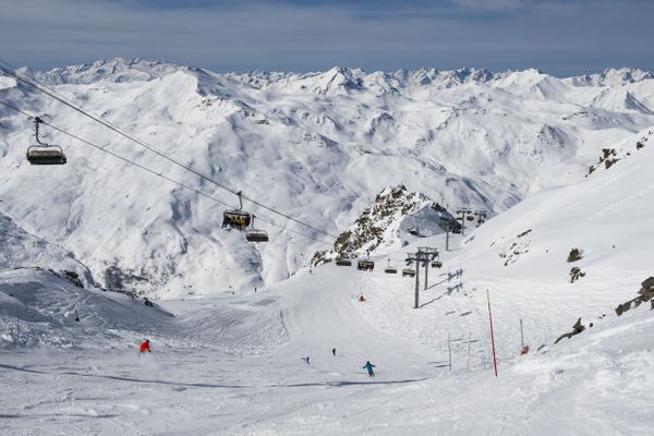 La station de ski des Ménuires (Savoie), dont la Compagnie des Alpes est gestionnaire des remontées mécaniques, le 27 mars 2020. (Illustration)